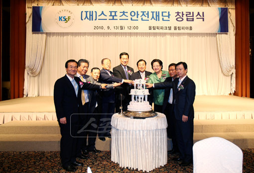 스포츠안전에 뜻을 모은 체육인들이 13일 서울 방이동 올림픽파크텔에서 (재)스포츠안전재단 창립식을 열었다. 사진제공｜국민생활체육회