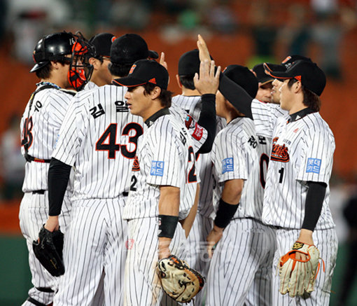 15일 저녁 부산 사직야구장에서 열린 2010프로야구 롯데와 SK의 경기에서 롯데가 6-5로 역전승을 거둔 후 선수들이 하이파이브를 하고 있다.사직ㅣ박화용 기자 inphoto@donga.com