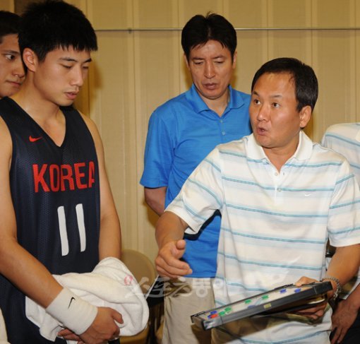 14일(한국시각) 미국 전지훈련 중인 한국남자농구대표팀이 NBA(미국프로농구) 샌안토니오 스퍼스 서머리그팀과 연습경기를 가졌다. 유재학 감독이 작전지시를 하고 있다. 스동DB