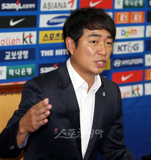 17일 오후 서울 신문로 축구회관에서 광저우아시안게임 남-여축구대표팀 선수명단발표 기자회견이 있었다. 최인철 여자축구대표팀 감독이 인터뷰를 하고 있다.박화용 기자 inphoto@donga.com