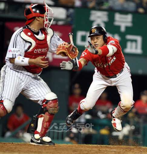 배트 날린 투혼 SK 박경완(오른쪽)이 17일 잠실 LG전 9회 1사 1·3루서 스퀴즈번트를 시도하다가 방망이를 놓치고 있다.
이에 따라 이미 스타트를 끊었던 3루주자 김강민은 런다운에 걸려 아웃되고 말았다. 잠실|박화용 기자
inphoto@dogna.com