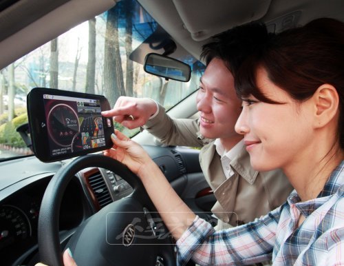 SK텔레콤이 추석을 맞아 내놓은 ‘T-맵 네비게이션’을 모델들이 시연해보고 있다.