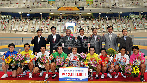 19일 제2회 스포츠동아배 대상경륜 대회가 끝난 후 입상 선수들과 관계자들이 기념촬영을 했다. 최상헌 경주사업본부 고객만족실장, 최상림 공정실장, 방오성 경륜고객대표, 송대근 스포츠동아 대표, 최정호 경륜운영단장, 이성춘 스포츠동아 편집국장, 김재범 스포츠동아 엔터테인먼트부장과 노택훤, 한상진, 김재환(우수 결승), 이용희, 이욱동, 김현경(특선 결승), 권영하, 강성민, 신영극(선발 결승) 등 스포츠동아배 대상 경륜 우승자.(윗줄 왼쪽부터 시계방향으로) 광명 ｜ 국경원 기자 onecut@donga.com