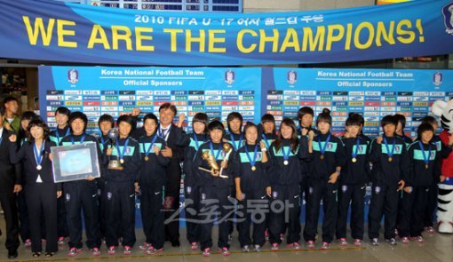 “우리는 세계챔프” U-17 여자월드컵에서 세계 정상에 오른 여자축구대표팀이 28일 인천국제공항을 통해 입국한 뒤 포즈를 취하고 있다.인천공항 ｜ 박화용 기자 inphoto@donga.com