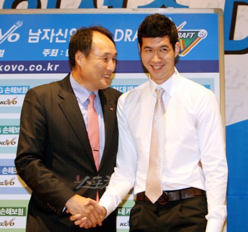 프로배구 2010∼2011 남자드래프트에서 전체 1순위로 KEPCO45의 지명을 받은 박준범이 강만수 감독(왼쪽)과 악수를 나누며 기뻐하고 있다.박화용 기자 inphoto@donga.com