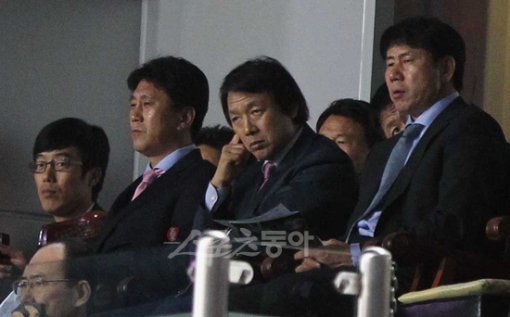 조광래 축구대표팀 감독(오른쪽 두 번째)이 29일 수원 월드컵경기장에서 열린 하나은행 FA컵 수원삼성과 제주유나이티드의 경기를 관전하며 선수들의 컨디션을 체크하고 있다. 수원 | 국경원 기자 onecut@donga.com