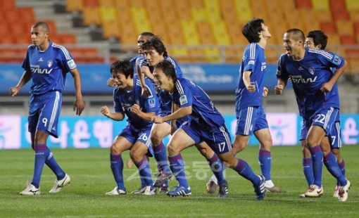 “이젠 우승이다” 수원삼성 선수들이 29일 수원월드컵경기장에서 열린 2010 하나은행 FA컵 4강전에서 승부차기 끝에 결승 진출을 확정짓자 환호하며 골문을 향해 달려가고 있다.수원 | 국경원 기자 onecut@donga.com