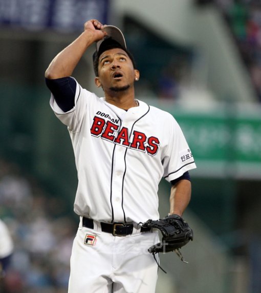 배터리간의 불완전한 호흡은 큰 경기에서 치명타. 2회초 롯데의 선취점은 두산 선발 히메네스와 포수 양의지 사이의 호흡 불일치에서 비롯됐다. 폭투 후 히메네스가 안타까워하고 있다.잠실 ｜ 박화용 기자 inphoto@donga.com