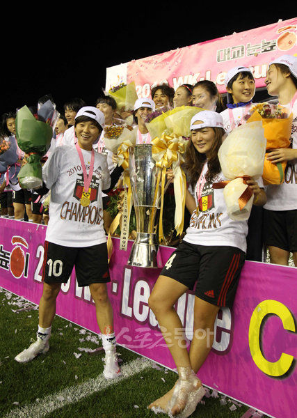 우리가 챔프다 수원FMC 선수들이 WK리그 챔피언결정전 정상에 오른 뒤 우승 트로피를 들고 기뻐하고 있다.울산 | 국경원 기자 onecut@donga.com