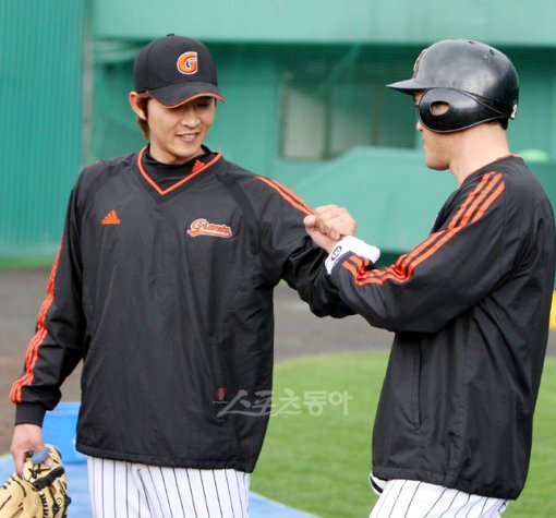 ‘(조)성환이 형, 내 몫까지 해야 돼.’ 부상으로 시즌을 마감한 박기혁(왼쪽)은 가을잔치에 초대받지 못했다. 하지만 여전히 그의 등번호(16번)는 그라운드를 누빈다. 롯데선수들은 페넌트레이스 때부터 모자에 16번을 새기며 쾌유를 빌었다. 이에 박기혁도 열렬한 응원으로 화답하고 있다. 스포츠동아DB