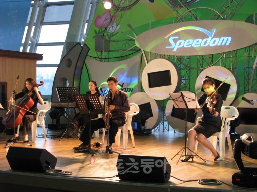 광명 돔경륜장이 가을을 맞아 재즈, 팝페라, 난타퍼포먼스 등 다채로운 문화행사 프로그램을 마련했다. 31일까지 주말마다 무료로 관람할 수 있다.사진제공｜경주사업본부