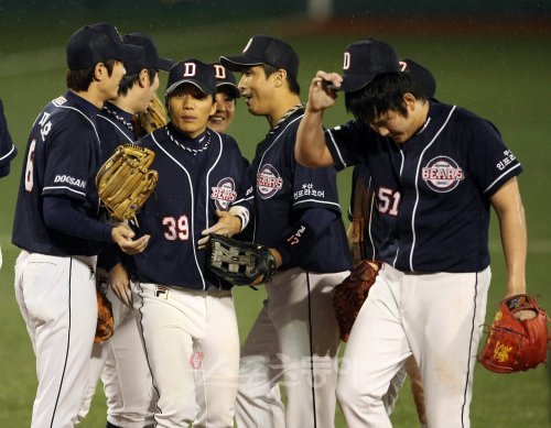 2010 프로야구 플레이오프 삼성라이온즈 대 두산베어스 2차전 경기가 8일 대구시민야구장에서 열렸다. 2차전을 승리한 두산 선수들이 기뻐하고 있다.
