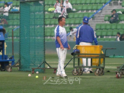 삼성 타자들은 PO 2차전이 끝난 후부터 몸쪽공을 피하지 않기 위해 테니스공으로 몸에 맞는 연습을 했다. 5차전을 앞두고 대구구장에 등장한 테니스볼.