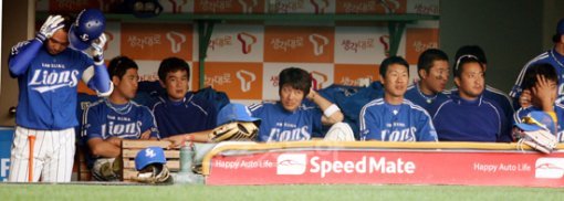 플레이오프 5차전 혈투를 거치면서 육체적, 정신적 피로도가 심하다. ‘안정권’필승계투조가 붕괴됐고 중심타선의 침묵으로 선수들의 표정이 어두워지고 있다. 1승만이 분위기를 반전시킬 묘약이다.
문학 | 박화용 기자 inphoto@donga.com