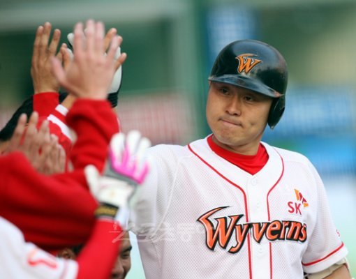 안정된 투수리드, 뛰어난 위기관리능력, 6할대 도루저지율…. 그 어떤 말보다 ‘박경완’ 이름 석 자만으로 SK가 왜 강팀인지 설명된다. 16일 KS 2차전 솔로홈런을 때려낸 뒤 하이파이브를 하고 있는 박경완.문학 | 박화용 기자 inphoto@donga.com