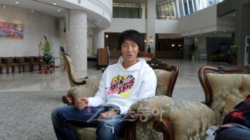 조영철이 14일 인천국제공항 인근 호텔 로비에서 자신의 롤 모델에 대해 이야기하고 있다. 그는 초등학교 시절 호나우두의 드리블에
반해 매일 밤 연습한 게 실전에서 많은 도움이 됐다며 웃음 지었다. 인천국제공항|윤태석 기자 sportic@donga.com