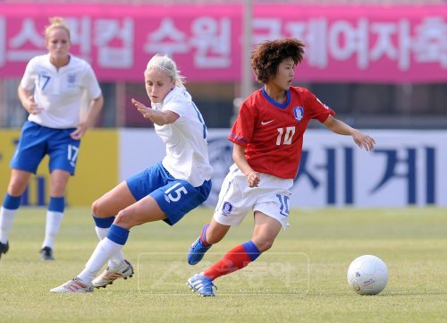 한국 여자축구대표팀의 지소연(오른쪽)이 19일 수원 종합운동장에서 열린 '2010 피스퀸컵 수원 국제여자축구대회' 잉글랜드와의 경기에서 상대 스테파니 휴튼을 제치며 패스를 하고 있다.