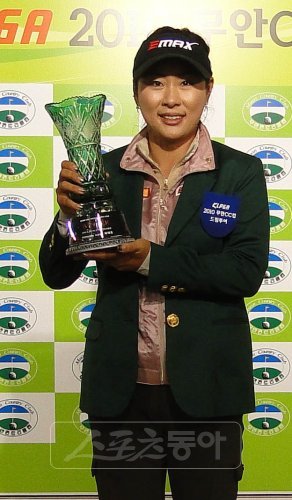KLPGA 드림투어 15차전에서 우승해 2011년 정규투어 시드를 확보한 이보리가 우승트로피를 들고 웃고 있다.