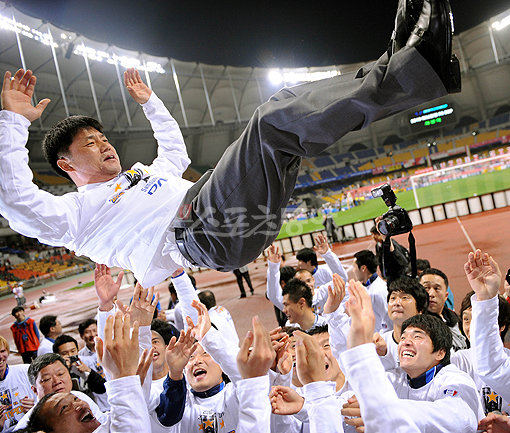 “위 아 더 챔피언!” 수원 삼성 선수들이 24일 부산 아이파크를 1-0으로 꺾고 FA컵 우승을 차지한 뒤 윤성효 감독을 헹가래 치고 있다. 사직 ｜ 박화용 기자 inphoto@donga.com