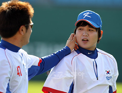 “요 귀여운 놈, 왜 이제 왔어?” 대표팀 분위기메이커 강민호(왼쪽)가 대표팀에 극적 승선한 임태훈의 귀를 만지며 장난을 치고 있다. 사직 ｜ 박화용 기자 inphoto@donga.com