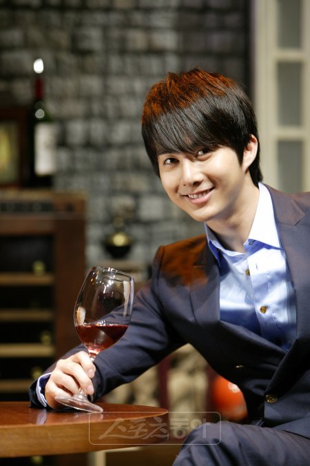 그룹 SS501의 김형준은 그야말로 ‘만능 엔터테이너’로 불린다. ‘카페인’으로 이번엔 뮤지컬 무대로까지 나서 그 재능을 뽐낼 기세다.