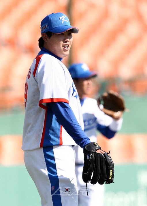 2010광저우아시안게임 야구국가대표팀 류현진이 1일 사직에서 열린 KIA와 연습경기에 선발 등판해 1회부터 실점을 하자 허탈한 미소를 짓고 있다. 사직 | 김종원 기자 won@donga.com