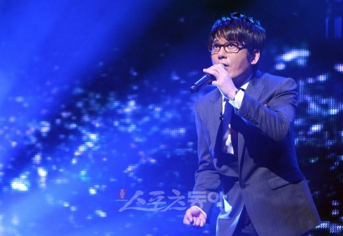 “가수로서 한 주기가 끝났을 뿐이다.”1일 데뷔 20주년 기념앨범 ‘신승훈 베스트 컬렉션&트리뷰트’를 발표한 신승훈이 의외로 담담하게 소감을 밝혔다. 사진은 1일 오후 서울 영등포구 타임스퀘어에서 열린 쇼케이스에서 자신의 히트곡을 부르는 신승훈.