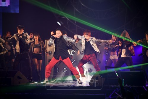 카메라 앞에만 머물지 않고 객석으로 뛰어들어 관객의 호응을 이끌어내는 싸이의 역동적인 무대. 스포츠동아DB