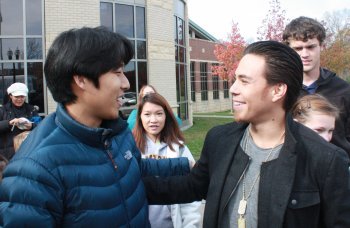 김동성, 오노와 8년만의 만남  2002년 솔트레이크시티 동계올림픽에서 `악연'을 맺은 쇼트트랙 스타 김동성과 아폴로 안톤 오노가 8년만에 재회했다. (클리블랜드＜오하이오＞=연합뉴스)