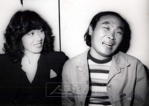 1977년 이리역 폭발 대참사로 목숨을 잃을 뻔한 하춘화(왼쪽)는 1980년 이주일의 리사이틀을 연출하며 ‘보은’의 무대를 꾸몄다. 스포츠동아DB