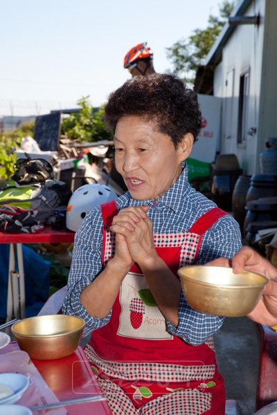 연미정 주막집 할머니. 굳이 돈을 받지 않아 당황스러웠던 한편 넉넉한 인심에 가슴이 찡했다.