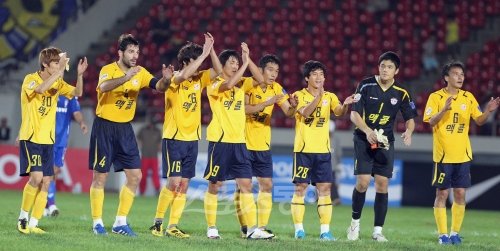 아시아 정상에 오른 성남이지만 여전히 갈 길은 멀다. 보다 많은 관중과 내년 시즌 AFC 챔피언스리그 진출은 당면 과제다. 9월 15일 수원을 꺾고 챔스리그 4강행을 확정지은 뒤 기뻐하는 성남 선수들. 스포츠동아DB