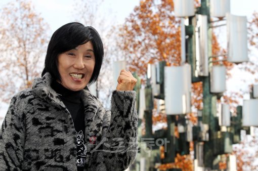 아시안게임 한국 육상 사상 첫 2연패, 그리고 22년간 이어진 한국신기록을 남긴 ‘아시아의 마녀’ 백옥자. 스포츠동아와의 
인터뷰에서 화려했던 그 시절을 담담하게 추억한 그녀는 광저우아시안게임에 출전한 모든 후배 선수들에게 ‘파이팅!’을 외쳤다. 국경원
 기자 onecut@donga.com