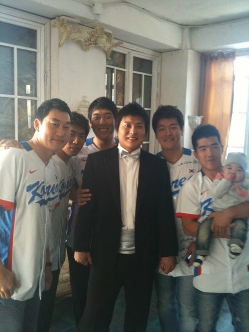 광저우 아시안게임 금메달을 따낸 국가대표 선수들이 22일 김태균(가운데)의 웨딩촬영에 들러리로 참가했다. 김태균은 김석류 전 KBSN 아나운서와 12월 11일 결혼식을 올린다. 국가대표 유니폼을 입고 있는 선수는 왼쪽부터 봉중근, 강정호, 김현수, 강민호, 정근우.(사진출처=봉중근 미투데이)