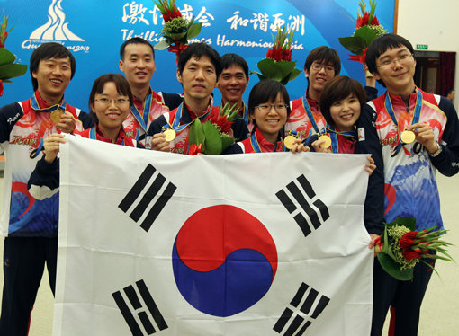 26일 중국 광저우기전에서 열린 바둑 남녀단체전에서 한국팀이 중국을 압도하며 금메달 2개를 추가했다. 시상식에서 금메달을 목에 건 한국 바둑대표팀 선수들이 태극기를 들고 환하게 웃고 있다. 사진=연합뉴스.