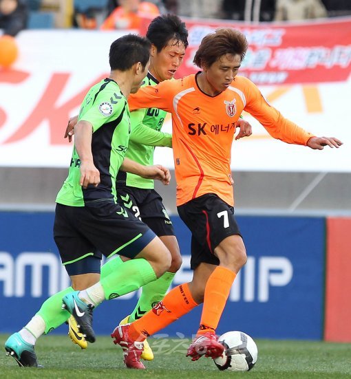 제주 구자철(맨 오른쪽)이 전북 수비수 2명을 뚫고 있다.서귀포 | 김종원 기자 won@donga.com