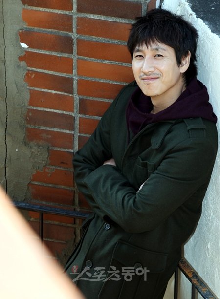 점점 ‘까칠해지는‘ 배우 이선균. 올해 초 드라마 ‘파스타’에서 까칠한 성격의 요리사를 소화했던 그는 새 영화 ‘쩨쩨한 로맨스’에서 다시 한 번 까칠한 만화가 역을 맡았다.