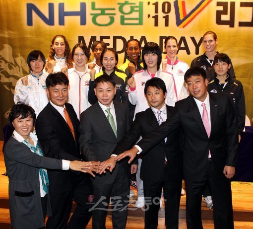 11월 30일 서울 리베라 호텔에서 ‘NH농협 2010∼2011시즌 V리그’ 여자부 미디어데이가 열렸다. 이 자리에서 참석한 각 팀
 감독, 주장, 외국인 선수들이 선전을 다짐하고 있다. 맨 앞줄 왼쪽부터 GS칼텍스 조혜정, 한국인삼공사 박삼용, 현대건설 
황현주, 흥국생명 반다이라, 한국도로공사 어창선 감독. 박화용 기자 inphoto@donga.com