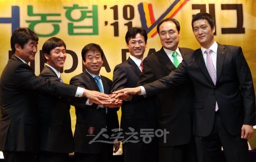 미소속에 감춰진 우승 칼날1일 서울 강남구 청담동 리베라호텔에서 열린 ‘2010-2011 NH농협 프로배구 V리그’ 남자부 
미디어데이에서 각 구단 감독들이 우승을 다짐하며 포즈를 취하고 있다. 왼쪽부터 삼성화재 신치용 감독, 대한항공 신영철 감독, 
현대캐피탈 김호철 감독, 우리캐피탈 박희상 감독, KEPCO45 강만수 감독, LIG 손해보험 김상우 감독.