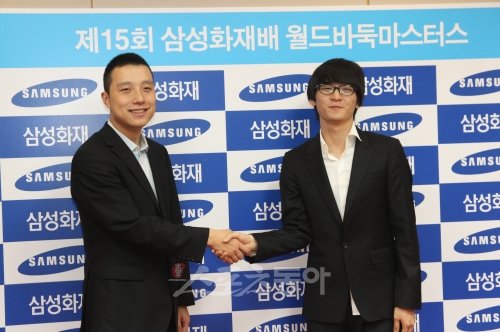 제15회 삼성화재배 월드바둑마스터스가 마지막 결승만을 남겨두고 있는 가운데 허영호 7단(오른쪽)과 구리 9단이 악수로 선전을 다짐하고 있다.