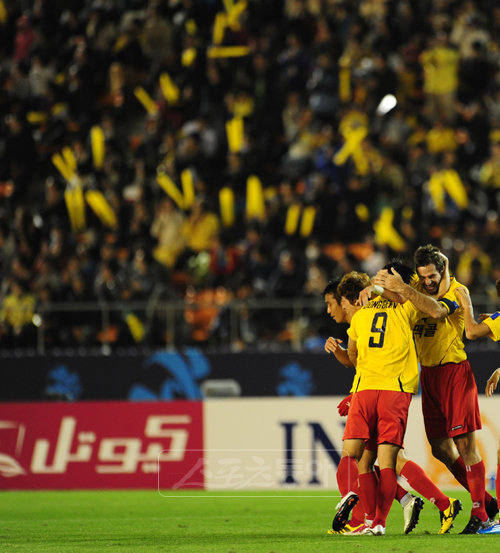 이 기쁨 다시한번! 성남 일화 선수들이 지난달 열린 아시아축구연맹(AFC) 챔피언스리그 결승에서 조바한(이란)을 꺾고 우승한 후 세리머니를 펼치고 있다. 아시안챔피언 성남은 세계클럽월드컵에 출전해 각 대륙을 대표하는 클럽들과 대결을 펼친다.