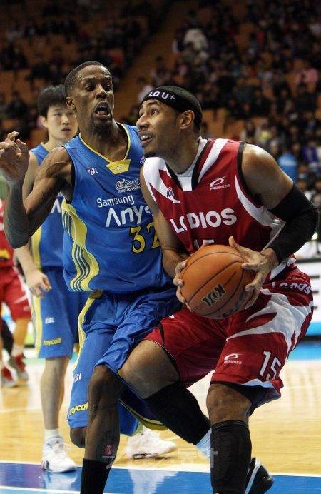 “형 보다 나은 동생 여기있다”24득점·8리바운드·9어시스트로 ‘트리플 더블급’ 활약을 펼친 LG 문태영(오른쪽)이 삼성과의
프로농구 경기에서 상대 용병 헤인즈의 수비를 피해 슛 찬스를 노리고 있다.