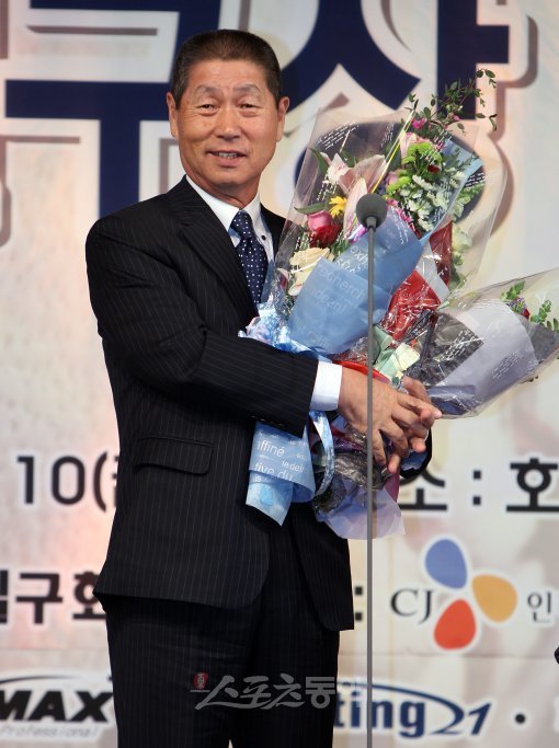 SK 김성근 감독이 10일 열린 ‘2010 일구회 시상식’에서 일구대상을 수상한 뒤 감격스러운 표정으로 기념 포즈를 취하고 있다.