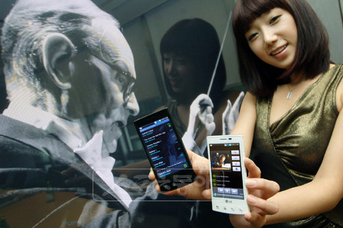 LG전자가 프리미엄 스마트폰에 영화 음악의 거장 엔니오 모리코네 오케스트라 음원을 적용했다. 사진제공=LG전자