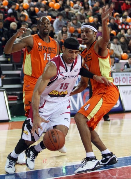 문태영 “형 비켜!”또 한 번 형제가 맞붙었다. 하프코리안 선수인 창원 LG 문태영(가운데)이 프로농구 인천 전자랜드와의 원정경기에서 형 문태종(오른쪽)의 수비를 뚫고 드리블하고 있다.