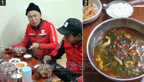 1. “맞어, 닭 국물이 원래 이런 맛이었거든” 허영만 화백이 닭개장을 몇 수저 떠본 뒤 국물 맛에 감탄하고 있다. 장춘닭개장은 소박하지만 재료의 원래 맛을 잘 살린 훌륭한 음식이었다.2. 당진읍 원당리에서 만난 닭개장. 딸려 나오는 것은 달랑 공기밥과 석박지 김치, 그리고 냉수 한 주전자가 전부다. 하지만 닭개장의 깊고 풍부한 맛은 일당백이었다. 닭을 재료로 한  음식중 최고가 아닐까 싶다.