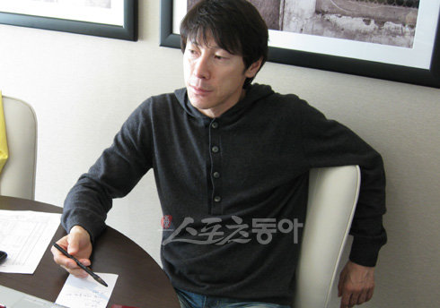 아부다비 크라운 프라자 호텔 자신의 방에서 인터뷰하고 있는 신태용 감독.