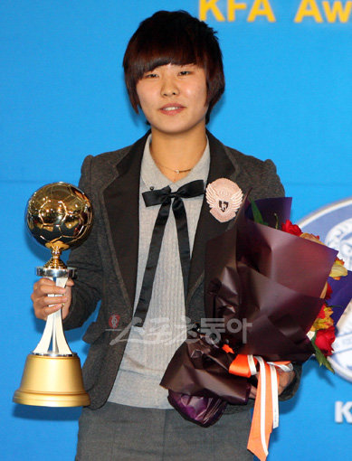 23일 종로구 신문로 축구회관에서 열린 2010 대한축구협회 시상식에서 올해의 선수상을 수상한 지소연(아이낙 고베)이 사진기자를 향해 포즈를 취하고 있다.
