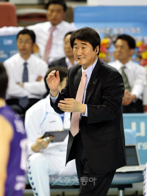 삼성화재 신치용 감독은 박철우를 미래의 에이스로 점찍고 팀의 응집력에 녹아들 수 있도록 독려하고 있다. 7일 현대캐피탈 전에서 작전을 지시하고 있는 신 감독. 스포츠동아 DB