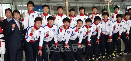 대표팀 “우승하고 돌아오겠습니다”   51년 만에 아시안컵 우승에 도전하는 국가대표팀이 26일 인천국제공항을 통해 첫 전지훈련지 
아랍에미레이트(UAE)로 떠났다. 출국장에서 조광래 감독을 비롯한 코칭스태프와 대표팀 선수들이 결의를 다지고 있다.
